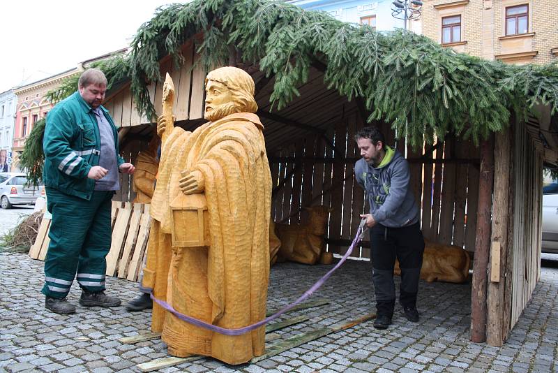 Dřevěný betlém hranického řezbáře Jana Vinckera (na snímcích v šedé mikině) je od pondělí 27. listopadu ozdobou vánočního náměstí v Hranicích.