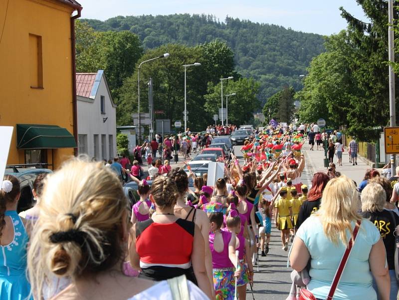 Průvod mažoretek Hranicemi