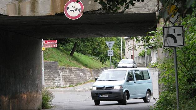 U Kostelíčka je tunel nízký, rozbitý a navíc nepřehledný.