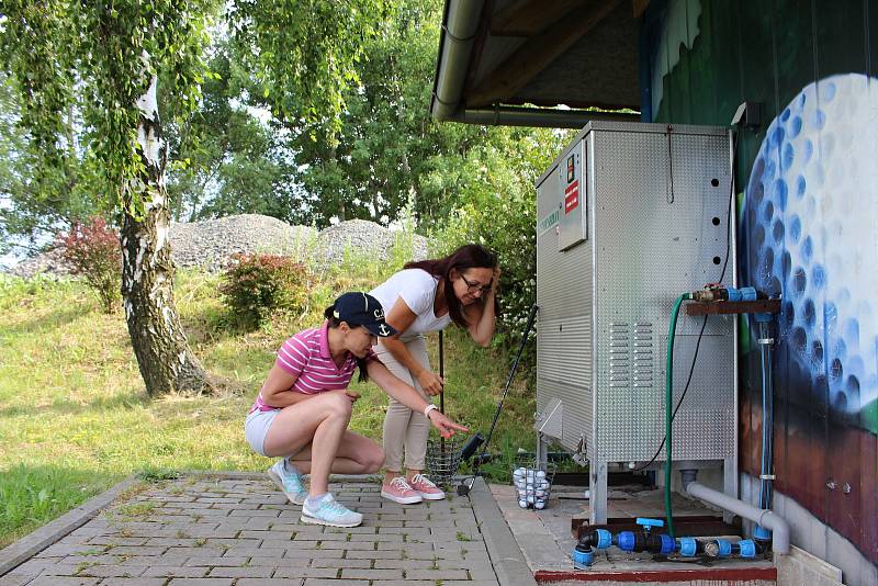 K celosvětovému Dni žen na golfu se připojuje také Golfový klub Radíkov. Na vlastní kůži si tento v Česku ještě ne příliš tradiční sport vyzkoušela i šéfredaktorka Přerovského a hranického deníku Liba Mátlová.