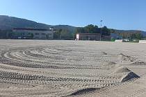 Tréninkové a hrací fotbalové hřiště pro mládež, dorost i dospělé na stadionu SK Hranice dostane nový umělý trávník vylepšené třetí generace.