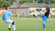 Fotbalisté SK Hranice (v modrém) proti 1. FCV Přerov.