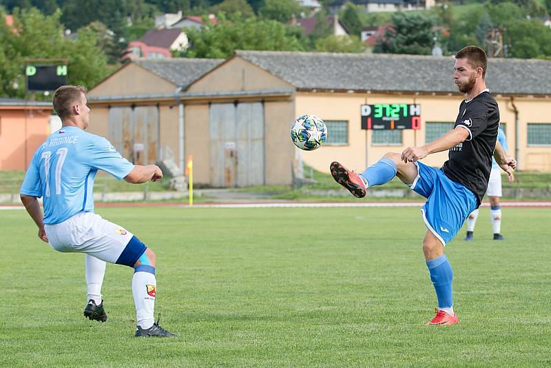 Fotbalisté SK Hranice (v modrém) proti 1. FCV Přerov.