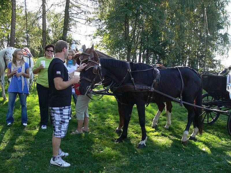 Farmářský jarmark v areálu výletiště v Rouském