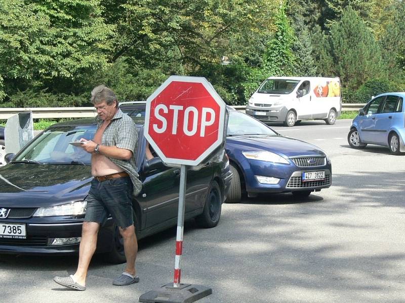 Návštěvníci Hranicka kritizují parkoviště u teplické vlakové zastávky kvůli předraženým cenám