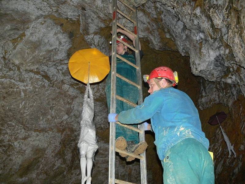 Instalace výstavy soch v prostorách Zbrašovských aragonitových jeskyní