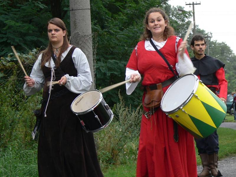 Přes obec prošel průvod Jezernických pánů v pestrobarevných historických kostýmech.