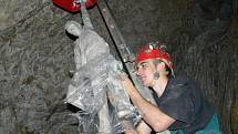 Instalace výstavy soch v prostorách Zbrašovských aragonitových jeskyní
