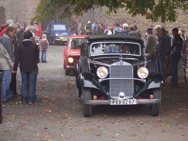 Majitelé historických vozidel se v neděli 12. října společnou vyjížďkou na hrad Helfštýn rozloučili s letošní motoristickou sezonou.