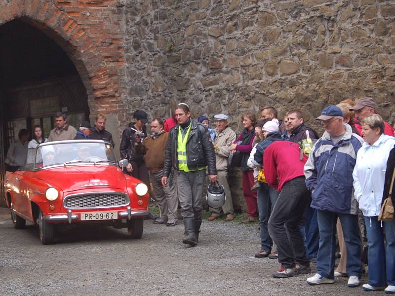 Majitelé historických vozidel se v neděli 12. října společnou vyjížďkou na hrad Helfštýn rozloučili s letošní motoristickou sezonou.