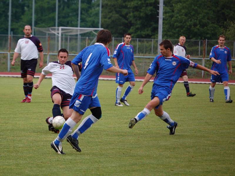 Přerovští fotbalisté (v modrém) si v domácím prostředí poradili 4:2 s Hněvotínem. 