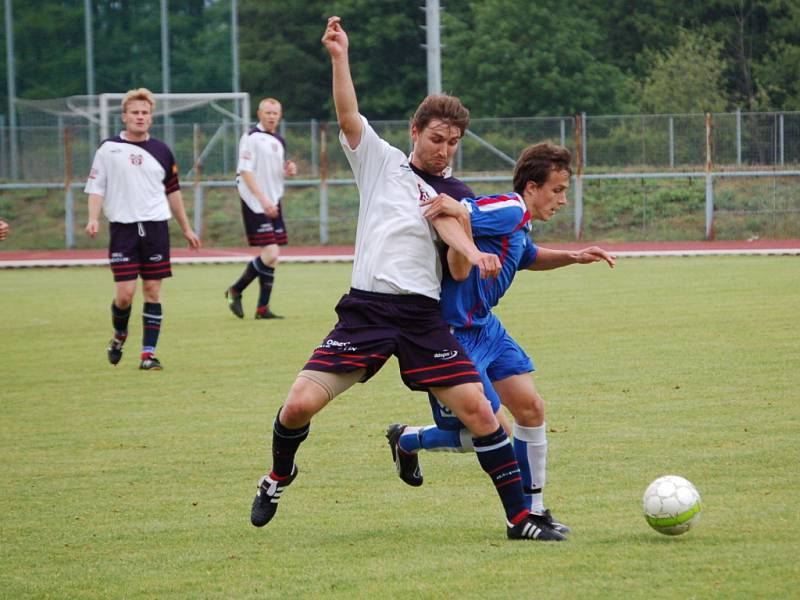 Přerovští fotbalisté (v modrém) si v domácím prostředí poradili 4:2 s Hněvotínem. 