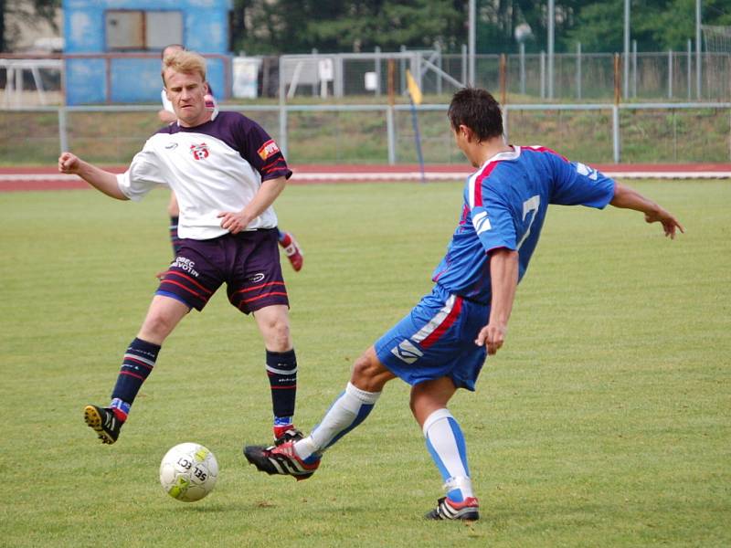 Přerovští fotbalisté (v modrém) si v domácím prostředí poradili 4:2 s Hněvotínem. 