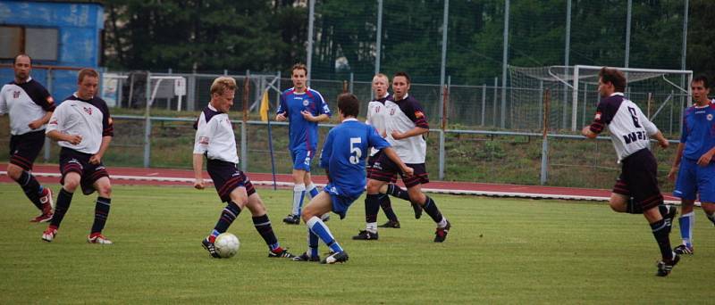 Přerovští fotbalisté (v modrém) si v domácím prostředí poradili 4:2 s Hněvotínem. 