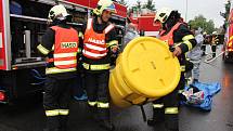 Taktické cvičení hasičů uzavřelo ve čtvrtek 17. května dopoledne silnici na Nové ulici v Hranicích. Jednalo se o likvidaci následků dopravní nehody automobilové cisterny, která zatarasila cestu, s následným únikem nebezpečné látky