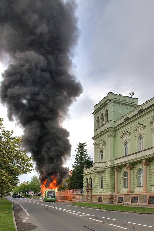 V neděli 10. června kolem 19.15 hodin hořel na třídě 1. máje v Hranicích elektrobus MHD