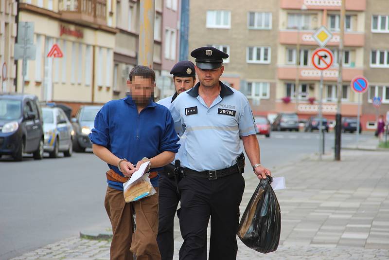 O uvalení vazby na tři muže, kteří byli obviněni z vraždy bezdomovce v Hranicích, rozhodoval ve středu 30. května v pozdních odpoledních hodinách Okresní soud v Přerově.