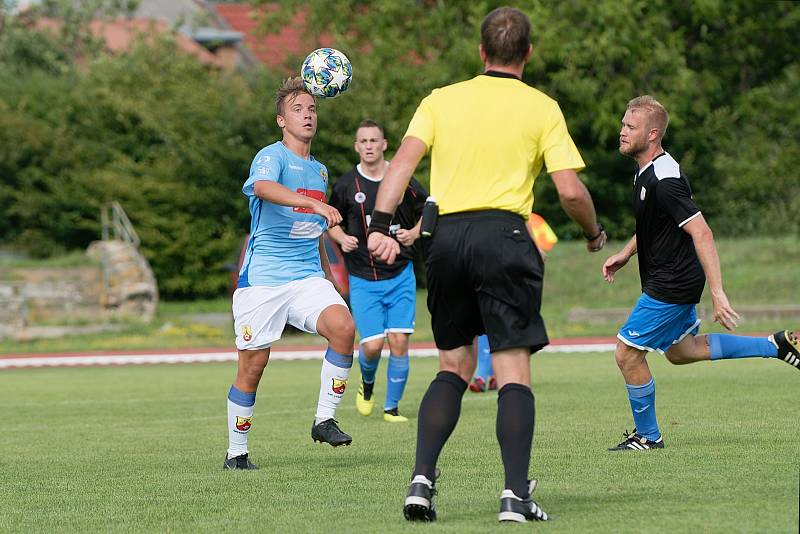 Fotbalisté SK Hranice (v modrém) proti 1. FCV Přerov.