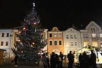 Vánoční strom se na náměstí v Hranicích se rozzářil.