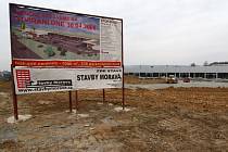 Do finále se blíží výstavba nového obchodního komplexu v Hranicích na Přerovsku.