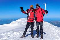 Na vrcholu nejvyšší hory Evropy Mont Blanc. Vlevo Petr Hrazdil, vpravo Jiří Králík.