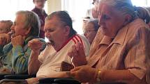 V hojném počtu se obyvatelé hranického Domova seniorů zúčastnili zábavně-benefičního pořadu na oslavu jejich celoživotních zásluh. 