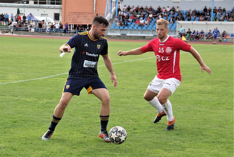 Utkání MSFL mezi SK Hranice (v modrém) a ĆSK Uherský Brod (2:1). Lukáš Hapal (vlevo)