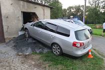 Opilý řidič narazil předkem svého auta do cihlové zdi dílny s garáží rodinného domu. 