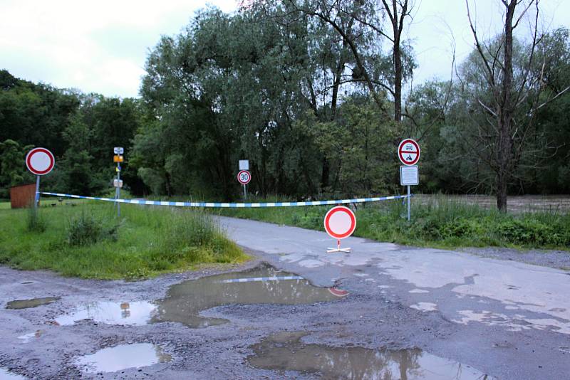 Bečva je v Hranicích na druhém povodňovém stupni. V Ústí zalila fotbalové hřiště.