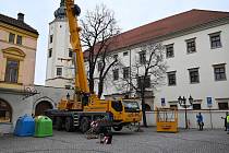 V úterý 11. dubna 2023 byl k zámecké věži v Hranicích přistaven jeřáb, který umožnil detailně prozkoumat její poškození.