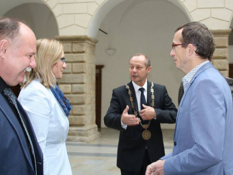 Hranickou radnici navštívila ve čtvrtek 19. listopadu ministryně pro místní rozvoj Karla Šlechtová. 