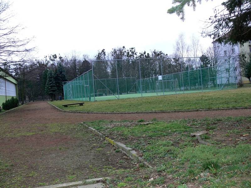 Venkovní hřiště Základní školy Struhlovsko na své dokončení stále čeká.