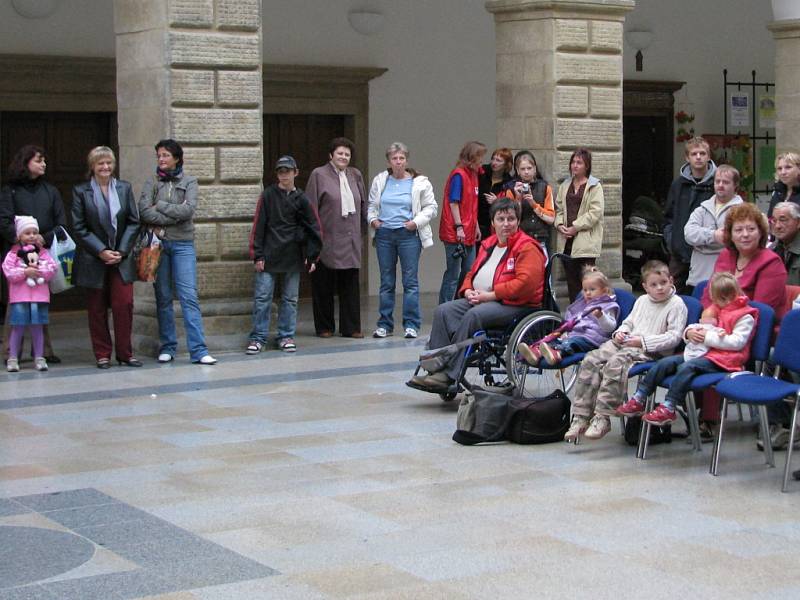 Dvoranu hranického zámku zaplnili pracovníci Charity, kteří připravili zájemcům bohatý kulturní program.