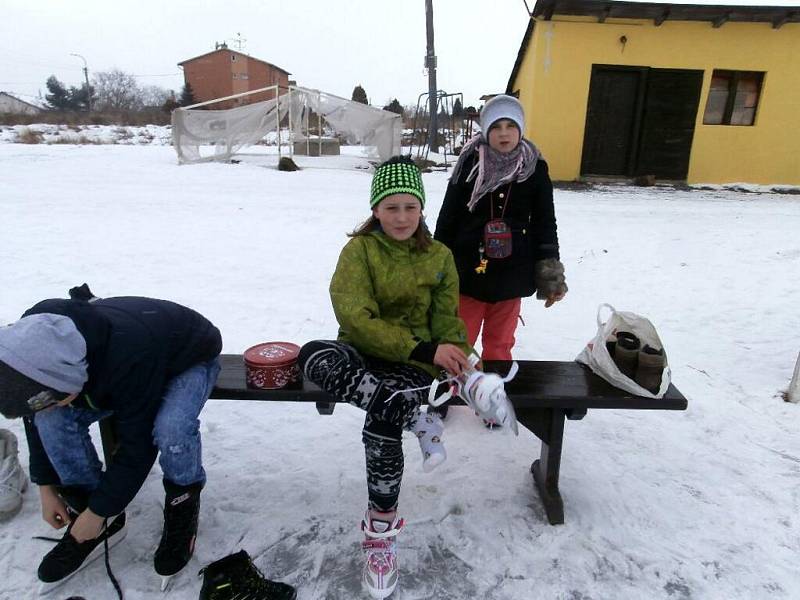 Hodinu tělocviku strávili žáci základní školy Drahotuše na bruslích