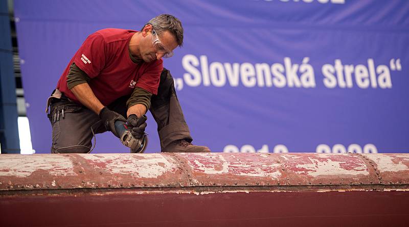 Unikátní motorový vůz M 290.0 označovaný též podle spoje, na němž jezdil, také jako „Slovenská strela“, prochází generální rekonstrukcí v hranických dílnách společnosti Českomoravská železniční opravna.