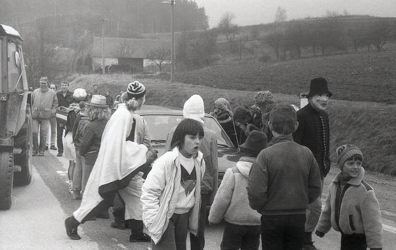 Masopust z Jihlavska. Na snímcích ze 70., 80. a 90. let minulého století je vidět vodění medvěda z Jezdovic a něco málo z obce Salavice.