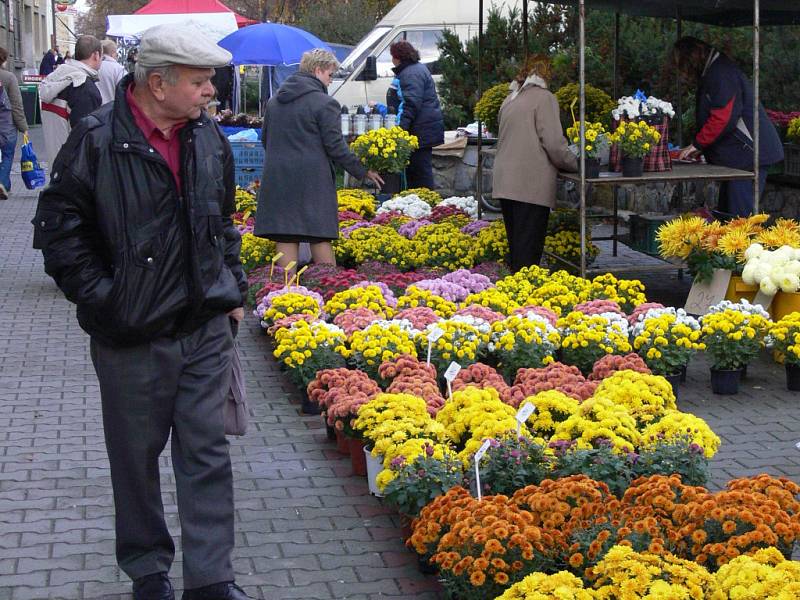 Letos jsou podle prodejců nejvíce na odbyt květinové koše, chryzantémy a také kombinace živých a umělých květů. 