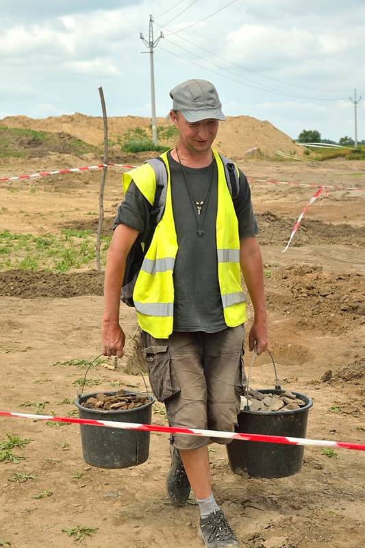 Milovník historie, badatel, autor mnoha odborných článků a publikací, hudebník a básník, ale především antropolog, to je Roman Bortel z Hranic.