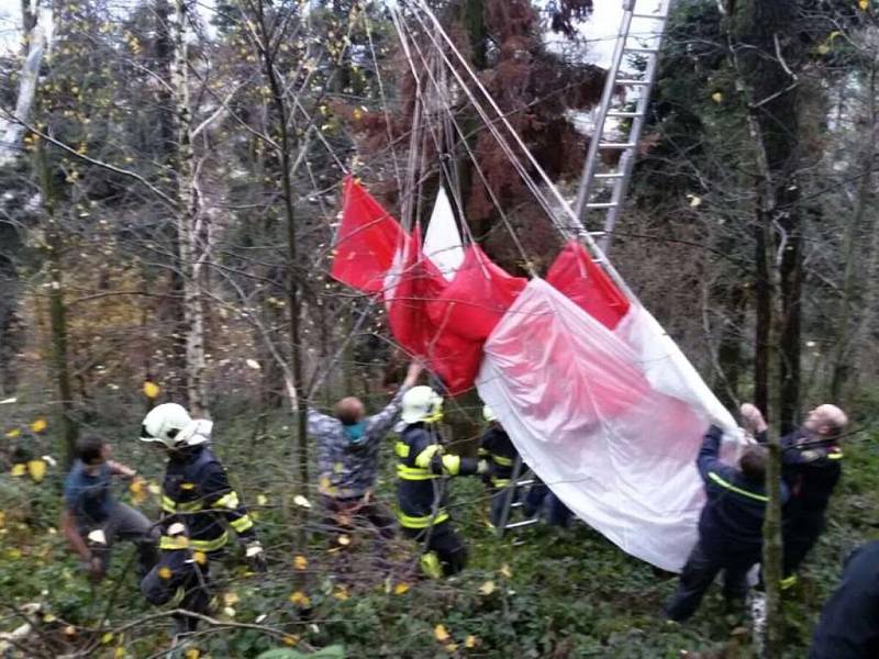 Záchranáři vyprošťovali v neděli 20. listopadu zaseknutého paraglaidistu v několikametrové výšce na stromě nedaleko Milenova