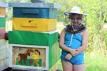 Desetiletá včelařka Libuše Malovcová