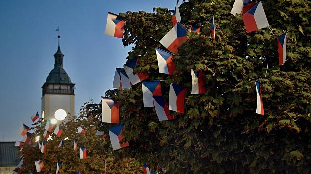 Město Hranice ozdobilo stromy na náměstí vlaječkami. Lidé jich většinu ukradli nebo zničili.