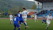 Fotbalisté Hranic (v pruhovaném) v domácím utkání s Přerovem (6:2).