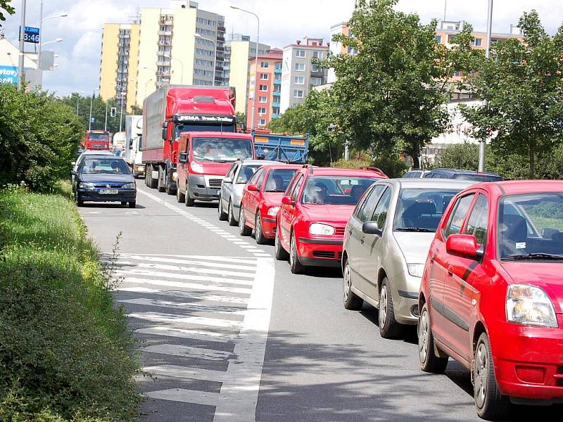 V ulici Velká Dlážka se tvořily dlouhé kolony a řidiči museli městem projíždět krokem.