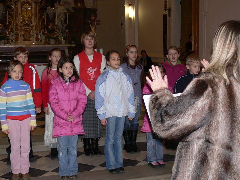 Kostelem Stětí sv. Jana Křtitele v Hranicích zněl sborový zpěv.