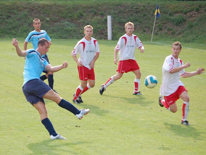 Kozlovice (v modrém) doma prohrály 1:5 s Želatovicemi.