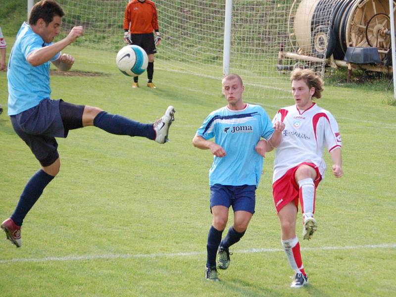 Kozlovice (v modrém) doma prohrály 1:5 s Želatovicemi.