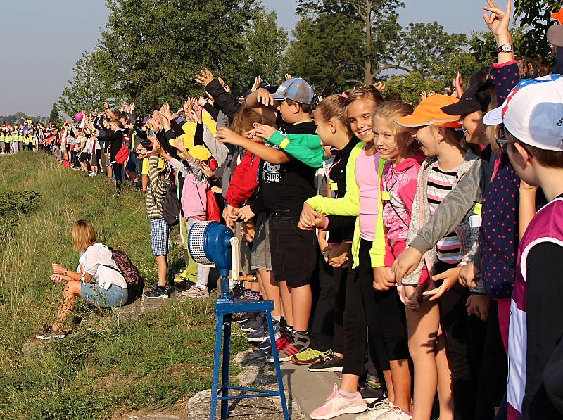 Více než tři tisíce lidí spojilo v pátek 7. září v Hranicích své ruce za účelem vytvoření nového zápisu do České knihy rekordů. Foto:  Filip Mátl