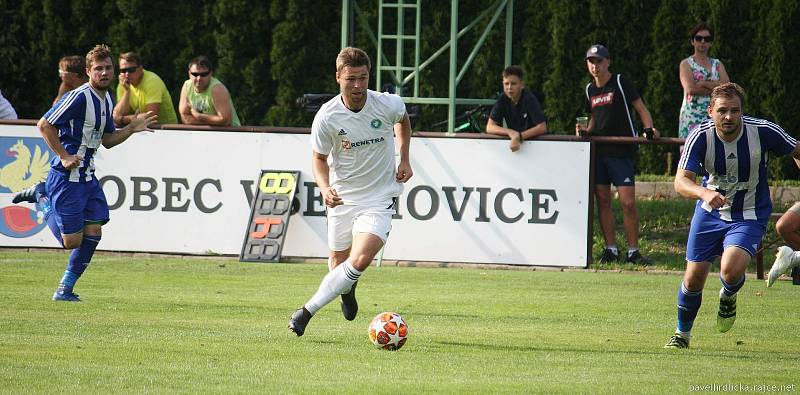 Fotbalisté SK Hranice (v modrém) přehráli v derby domácí Všechovice 4:0.