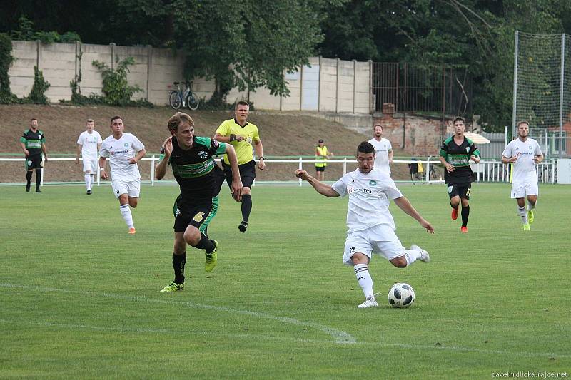 Fotbalisté Všechovic (v bílém) venku proti Bzenci