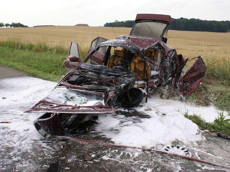 Z havarované Alfy Romeo zůstaly po havárii a následném požáru jen trosky. Nehoda se stala 14. července 2008 na silnici mezi obcemi Pavlovice u Přerova a Kladníky. .